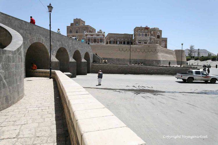 Vue sur les remparts renovés et pont sur le wadi Sailah
Mots-clés: Sanaa