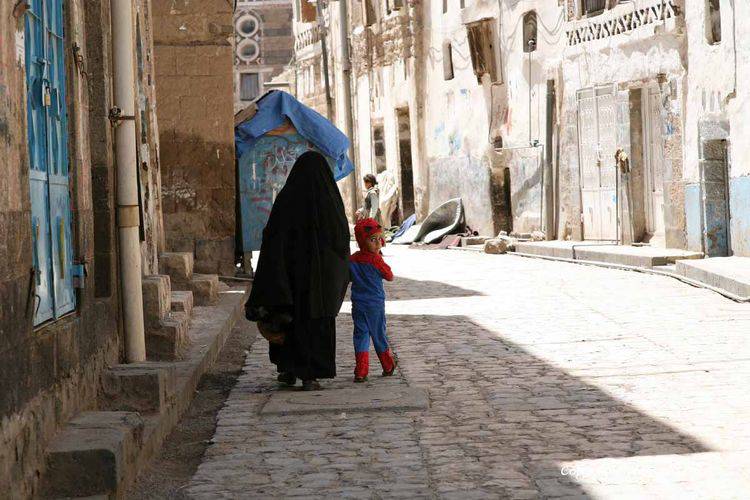 Enfant costumé en Spiderman dans le quartier Al-Mahdy
Mots-clés: Sanaa