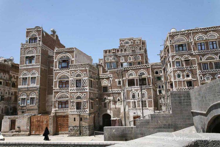 Quartier Harat Mansur avec le bâtiment de Yeman Tours
Mots-clés: Sanaa