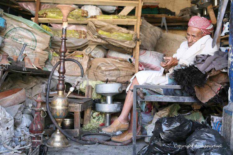 Le dormeur au narghilé Harat Mansur
Mots-clés: Sanaa narghilé