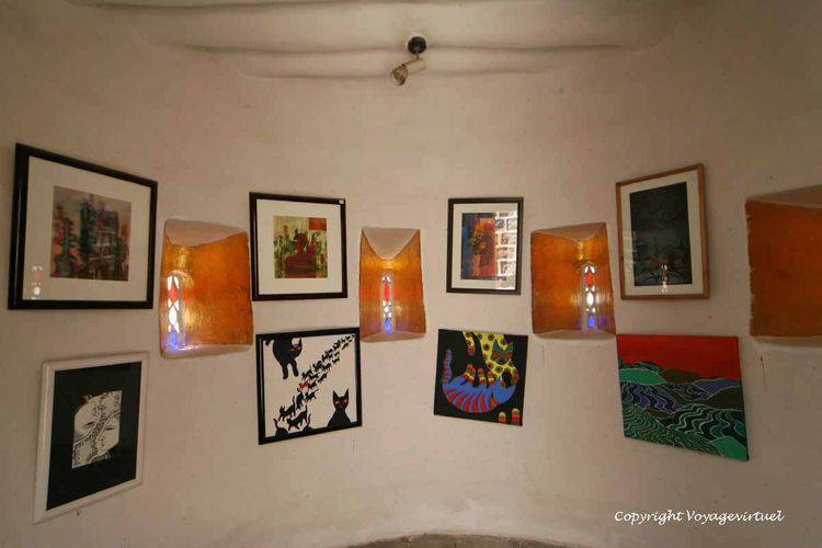Exposition dans les murs de la porte Bab-al-Yemen
Mots-clés: Sanaa Bab-al-Yemen