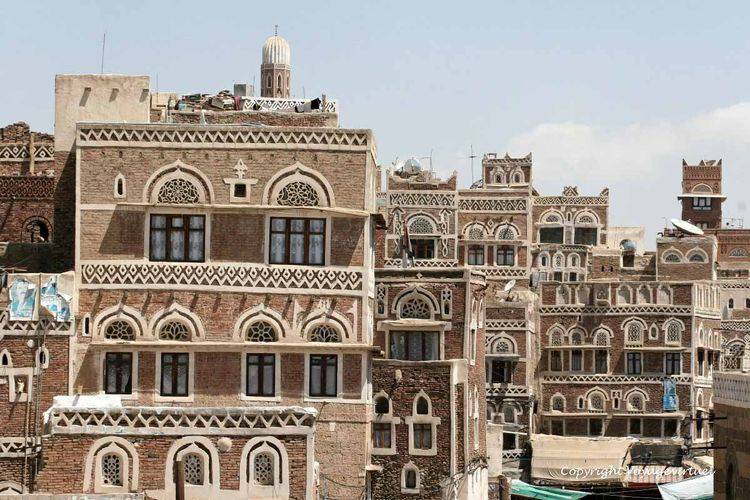 En direction de la Grande Mosquée dont le haut du minaret affleure
Mots-clés: Sanaa