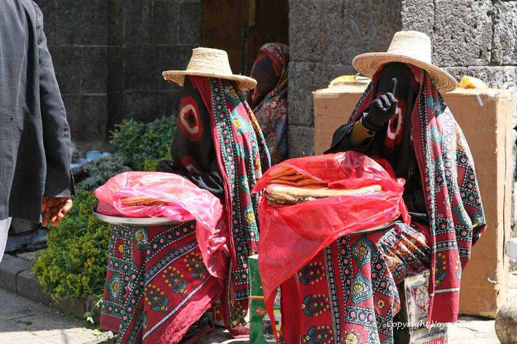 Les vendeuses voilées de Bab Al-Yemen
Mots-clés: Sanaa Bab-Al-Yemen femmes
