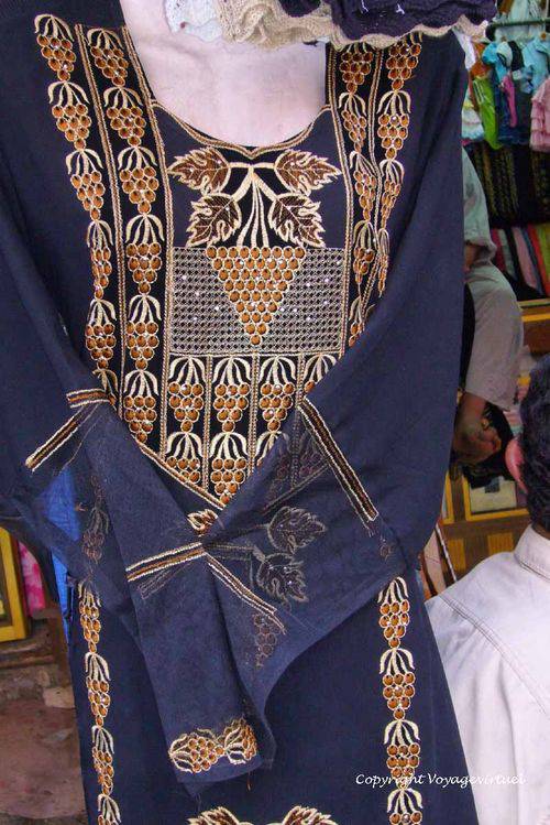 Superbe robe dans le souk des habits
Mots-clés: Sanaa souk robe