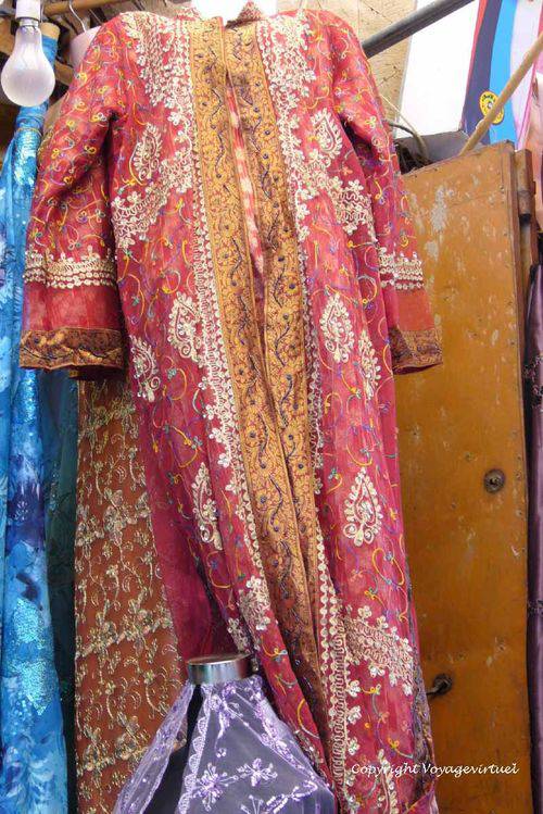 Parure ouvragée pour séductrice
Mots-clés: Sanaa souk