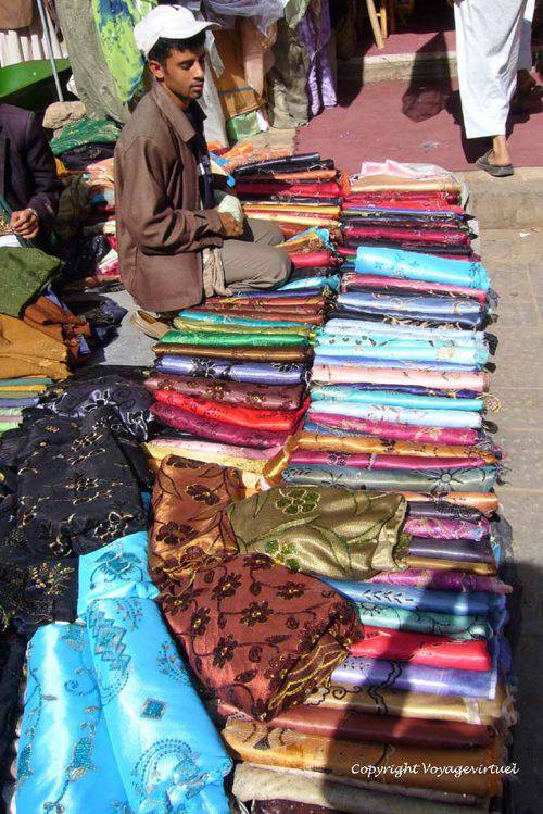 Tissus muticolores
Mots-clés: Sanaa souk