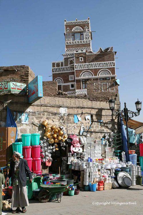 Des quarts, des gamelles et des bidons
Mots-clés: Sanaa souk