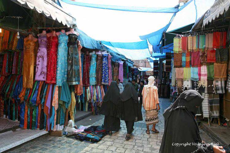 Qu'y-a-il donc sous le noir ?
Mots-clés: Sanaa souk femme