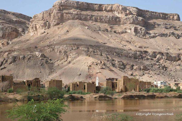 Bourg au pied des falaises sur la route de Tarim
Mots-clés: Hadramaout oued