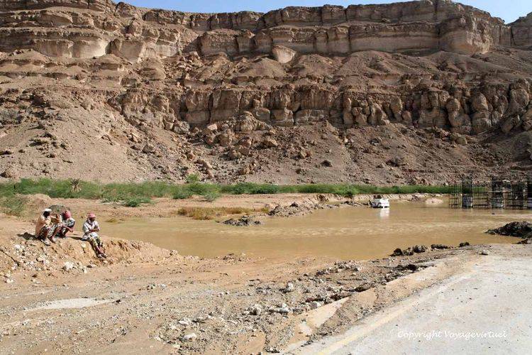 La crue de l'oued nous a empêché d'aller plus loin vers Tarim
Mots-clés: oued crue