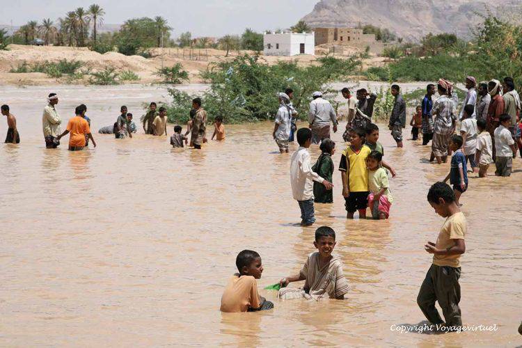 Joie des enfants dans la crue de l'oued face à Shibam
Mots-clés: crue oued