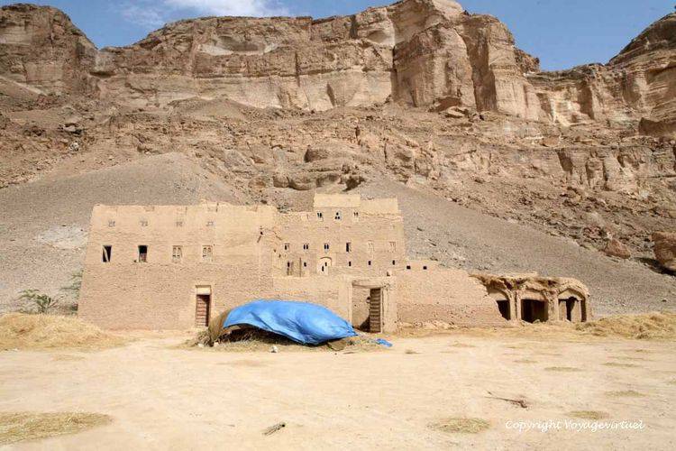 Ferme isolée en brique de pisé
Mots-clés: ferme pisé Hadramaout