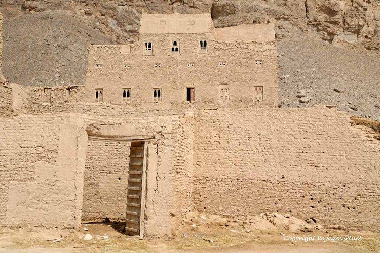 Parfaite inégration dans le paysage
Mots-clés: ferme pisé Hadramaout