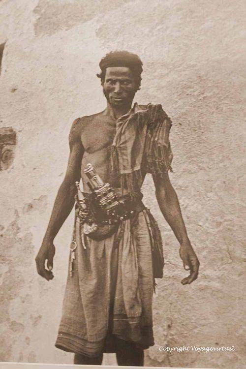 Habitant de la Tihama dans son costume traditionnel
Photographie ancienne
Mots-clés: photo palais Kathiri Seyun