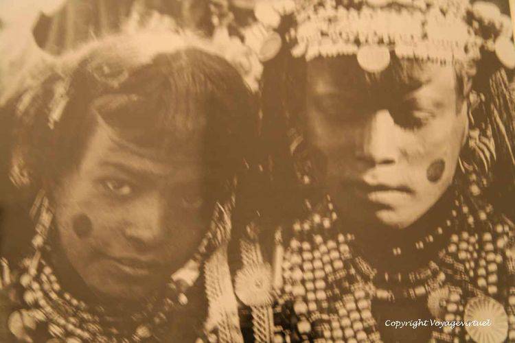 Visages de jeunes filles
Photographie ancienne de la collection présentée au palais de Seyun
Mots-clés: photo palais Kathiri Seyun visage fille