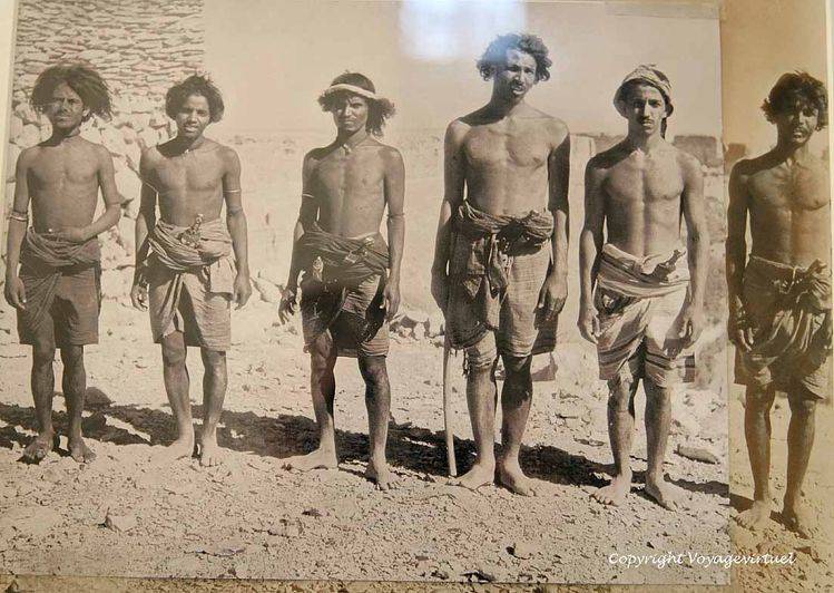 Pose d'un groupe de Yéménites
Photographie ancienne de la collection présentée au palais du sultan Seyun
Mots-clés: photo Yéménites palais Kathiri Seyun