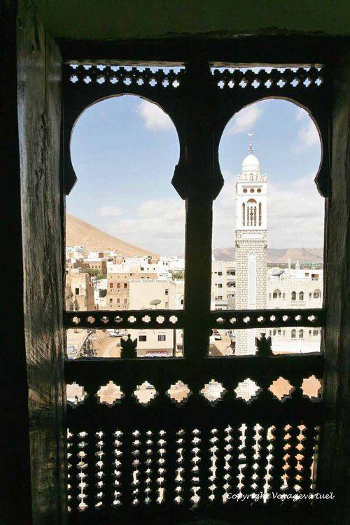 Minaret vu depuis une fenêtre ouvragée du palais du sultan
Mots-clés: fenêtre minaret palais Kathiri Seyun