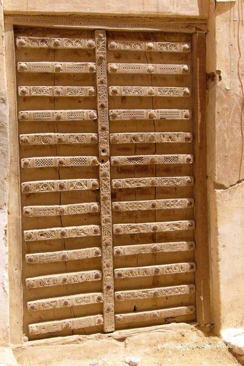 Porte en bois ouvragé
Mots-clés: porte Seyun Sayun