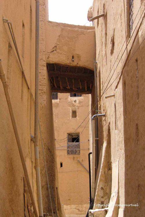 Passage entre deux habitations pour les femmes
Ainsi elles ne sont pas obligées d'aller dans la rue ...
Mots-clés: passage Seyun Sayun