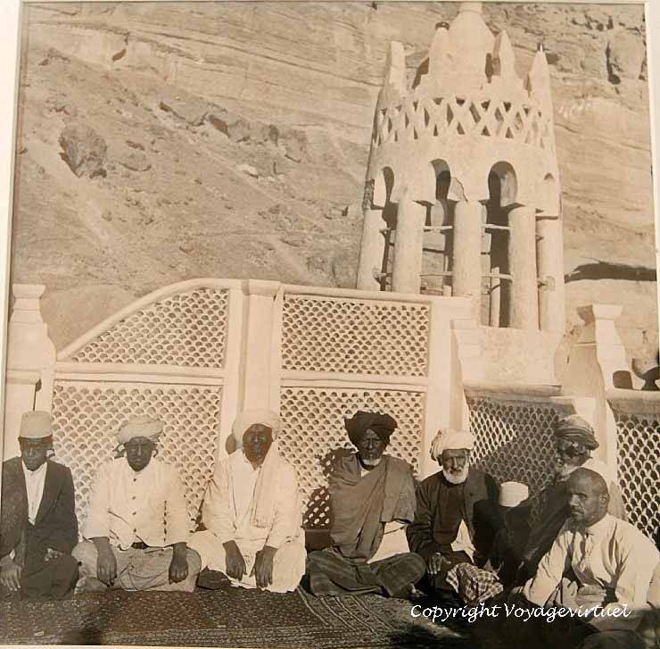 Les anciens
Photographie ancienne de la collection présentée au palais de Seyun
Mots-clés: ancien palais Kathiri Seyun