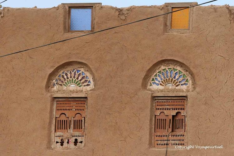 Jeu de couleur sur la façade de terre
Mots-clés: façade