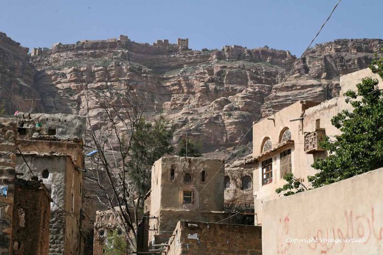 Vue sur Kawkaban au sommet de la falaise
Mots-clés: Shibam-du-nord