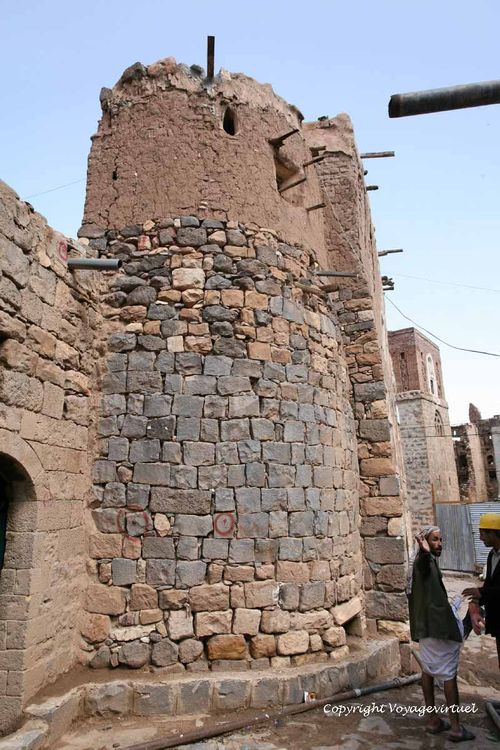 La vieille tour
Remarquez l'ensemble pierre et pisé
Mots-clés: Shibam-du-nord