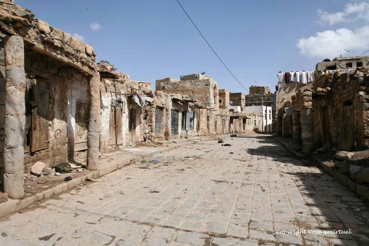 Ce souk antique est quasi abandonné aujourd'hui
On peut trouver des restes d'inscriptions sabéennes sur les colonnes. Remarquez les petites portes.
Mots-clés: Shibam-du-nord souk