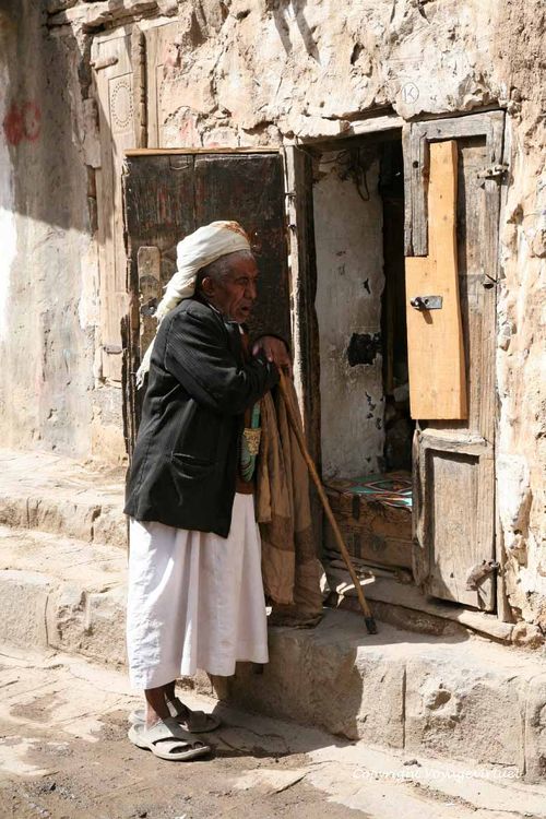 Minuscule échoppe protègée par un volet de bois
Mots-clés: Shibam-du-nord échoppe souk