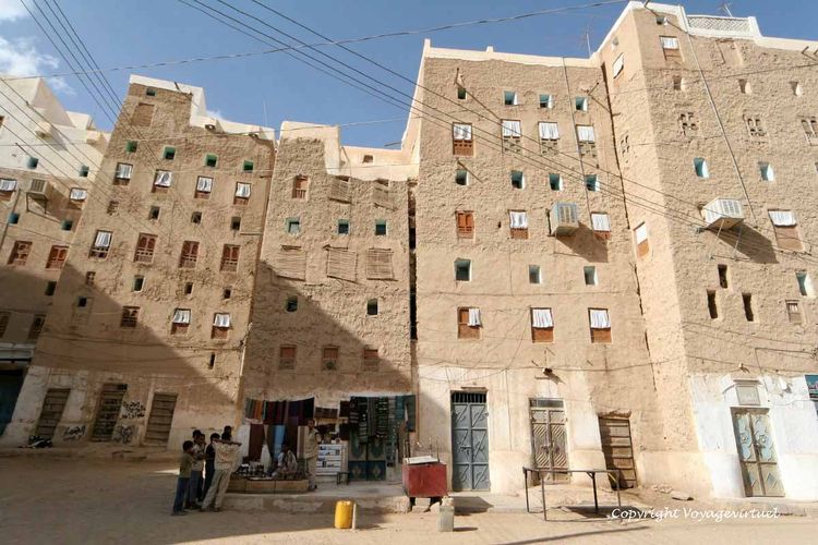 Les maisons sont indépendantes les unes des autres, sans mur mitoyen
Mots-clés: Shibam-Hadramaout