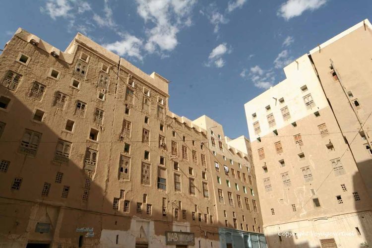 Double rangée d'ouverture pour chaque étage, le courant d'air fournissant une ventilation naturelle
Mots-clés: Shibam-Hadramaout