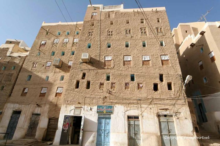 Les fenêtres sont en fait placées presque au niveau du sol dans les pièces
Mots-clés: Shibam-Hadramaout