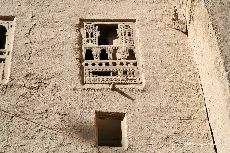 Claustra de bois typique sur mur de pisé brut
Mots-clés: Shibam-Hadramaout