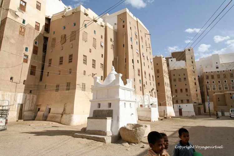 Autre vue sur la fontaine et les gratte-ciel environnants
Mots-clés: Shibam-Hadramaout