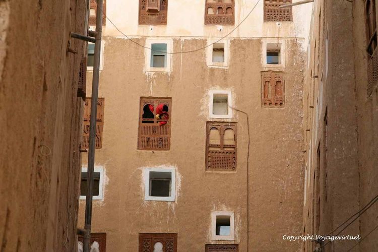 Visage d'enfant à la fenêtre (bien placée au ras du sol)
Mots-clés: Shibam-Hadramaout