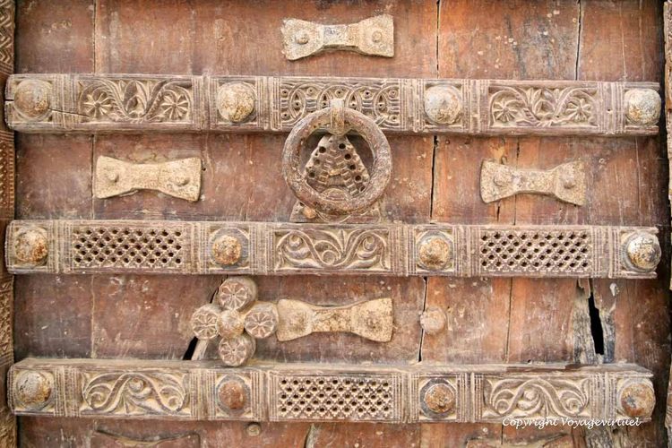 Admiration pour les sculptures d'une porte
Mots-clés: Shibam-Hadramaout