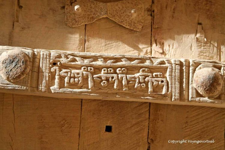 Détail d'une inscription gravée dans le bois d'une porte
Mots-clés: Shibam-Hadramaout
