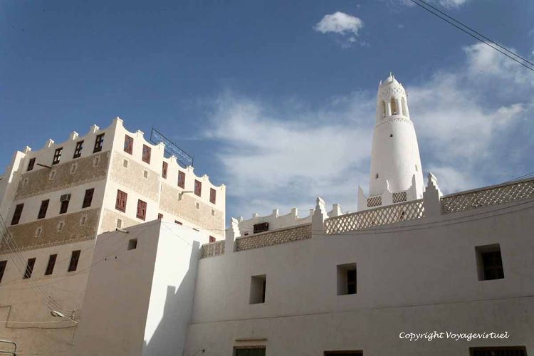Crênelage, fausses fenêtres de terrasse et haut de minaret
Mots-clés: Shibam-Hadramaout minaret