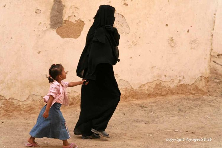 Femme pressée
Mots-clés: Shibam-Hadramaout
