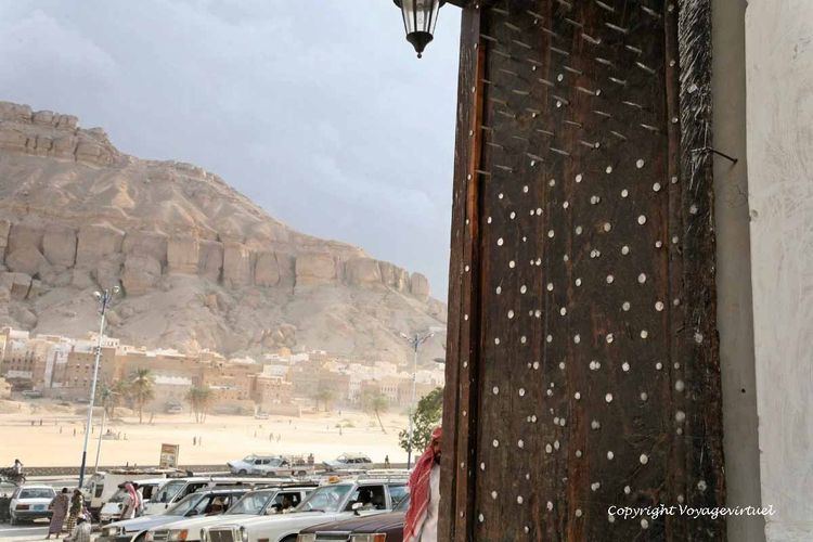 Détail de la porte massive aux pointes de clous défensives
Mots-clés: Shibam-Hadramaout