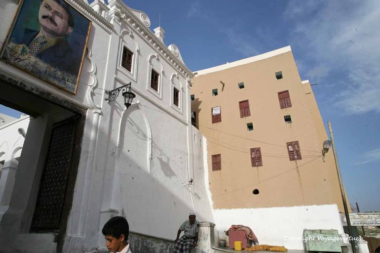 Sous le portrait du président
Mots-clés: Shibam-Hadramaout