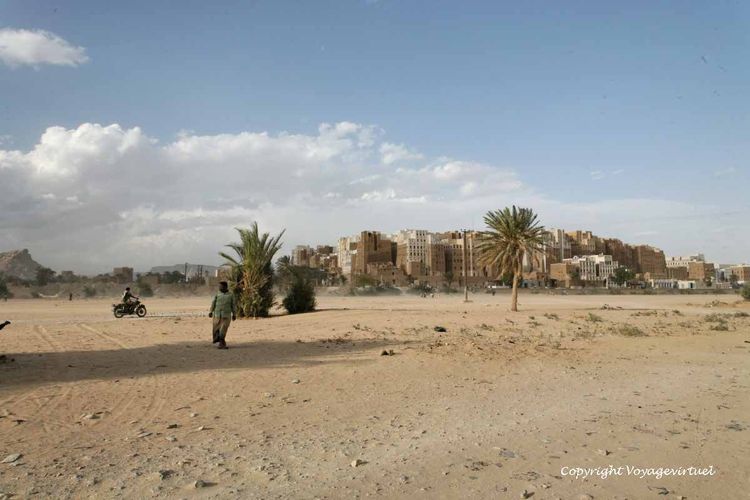 Point de vue sur la ville depuis le cours du wadi
Mots-clés: Shibam-Hadramaout