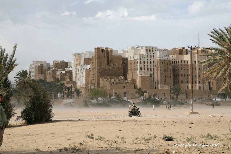 Le cours du wadi dans le poussière
Mots-clés: Shibam-Hadramaout