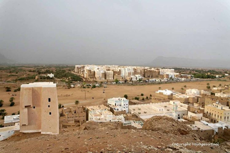 Forteresse isolée au milieu de la vallée vue depuis la colline côté sud
Mots-clés: Shibam-Hadramaout