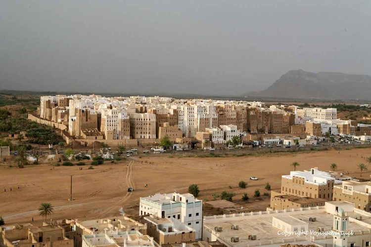 Plus de 400 maisons-tours dans une enceinte rectangulaire de 400 sur 250 métres
Mots-clés: Shibam-Hadramaout