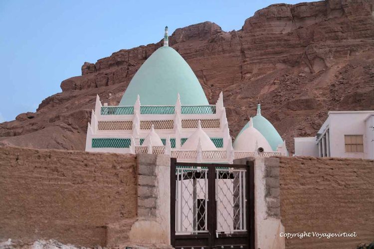 Couleurs du soir sur le mausolée pastel
Mots-clés: Shibam-Hadramaout