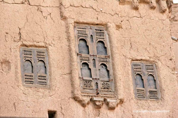 Tryptique de fenêtres en bois sculpté sur pisé
Mots-clés: Sif wadi-Doan