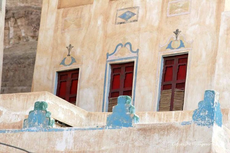 Image de Sif
Les maisons de Sif se distinguent par leur construction aux murs en brique crue décorés de couleurs claires et de motifs de styles différents.
Mots-clés: Sif wadi-Doan