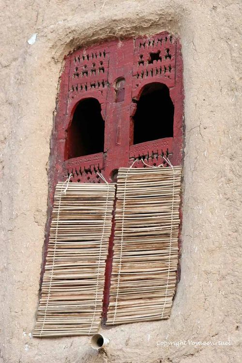 fenêtre en bois typique de la région avec son volet tressé
Mots-clés: Sif wadi-Doan