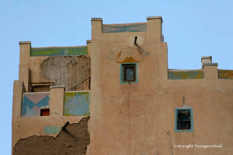 Ocre sur fond de ciel bleu
Mots-clés: Sif wadi-Doan